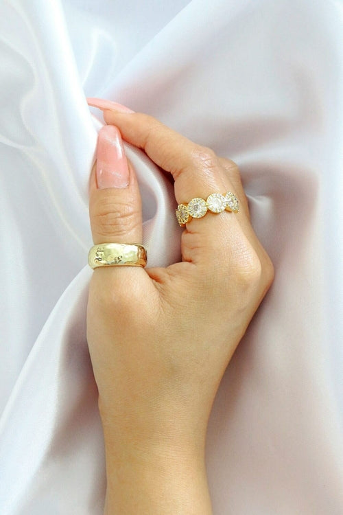 18 Karats Gold Circle Cubic Zirconia Band Ring