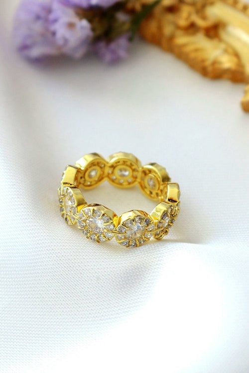 18 Karats Gold Circle Cubic Zirconia Band Ring